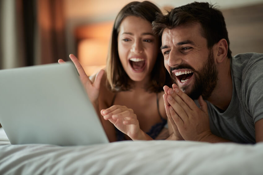 Ihr junges paar benutzte eine christliche dating-site und jetzt genießen sie eine glückliche christliche beziehung