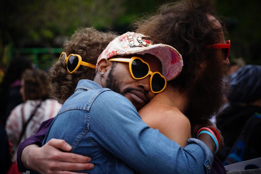 Demonstranten mit herzsonnenbrille umarmen sich