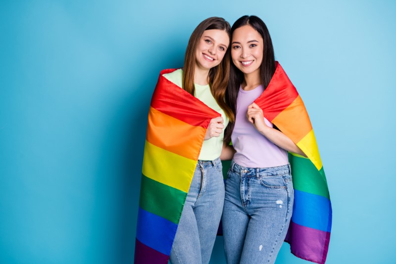 Lesbische Frauen mit LGBT Pride Flagge