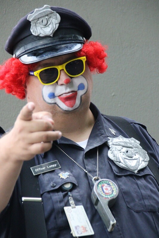 Clown ist als polizist verkleidet