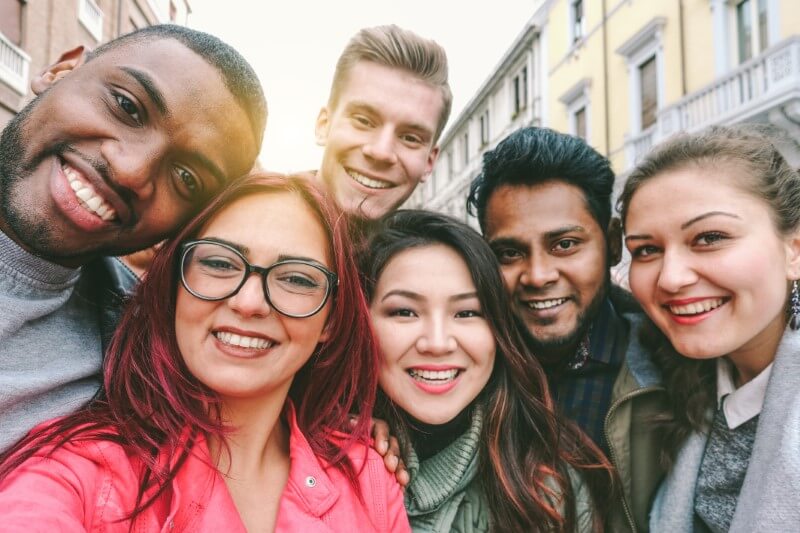 Multikulturelle gruppe von freunden schießen einen selfie