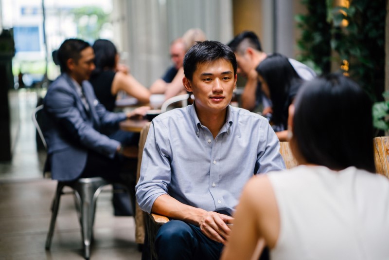Asiatischer mann in einem café mit seinem bumble-date