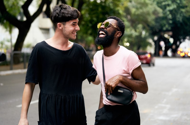 zwei Männer lachen zusammen auf der Straße