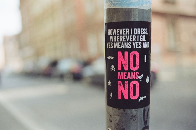 Eine aufschrift, die besagt: wie auch immer ich mich kleide, wohin ich auch gehe, ja heißt ja und nein heißt nein.