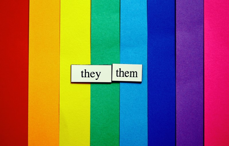 Sie/ihr-etiketten in einer schriftart in regenbogenfarben