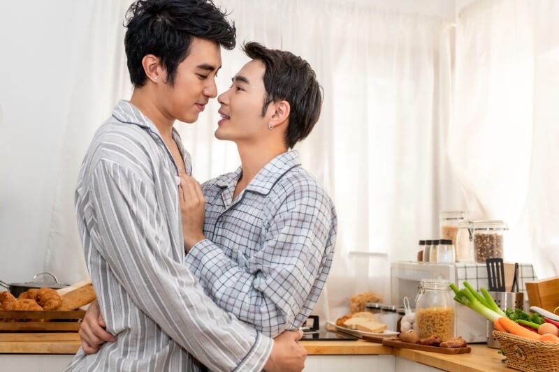 Asiatisches männliches Paar im Pyjama